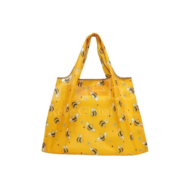 little bee folds the shopping bag