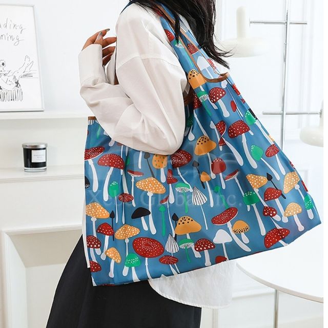 little bee folds the shopping bag